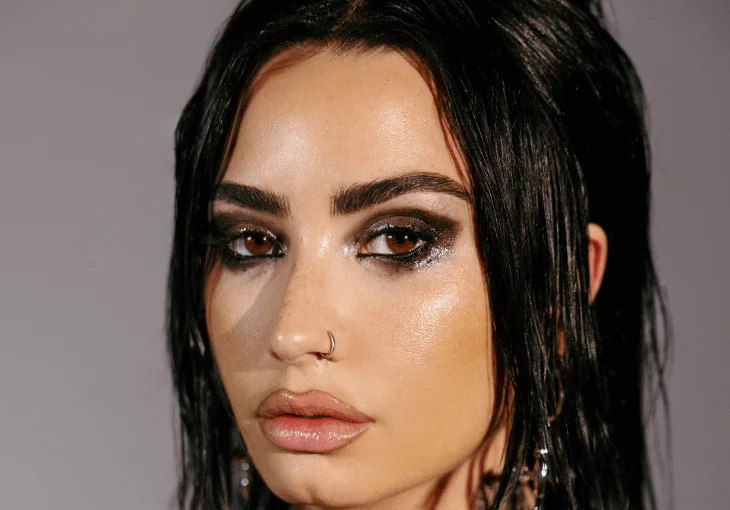 Demi Lovato lança a versão rock de seus hits no álbum “Revamped”