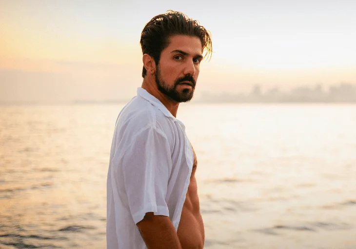 Gabriel Gonti está em clima de romance na sua nova aposta musical ‘Tô Pela Cidade’