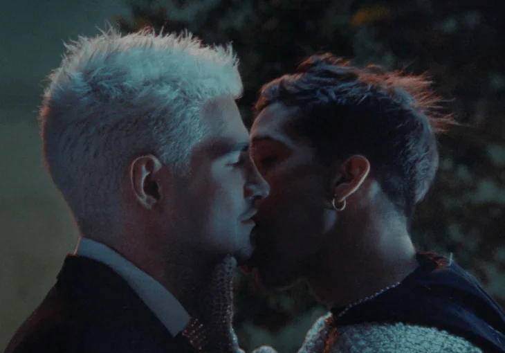 Jão e João Guilherme são um casal improvável no clipe de ‘Me Lambe’