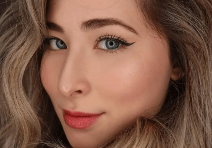 Talita Akemy: Influenciadora de maquiagem conta sobre seu começo na internet