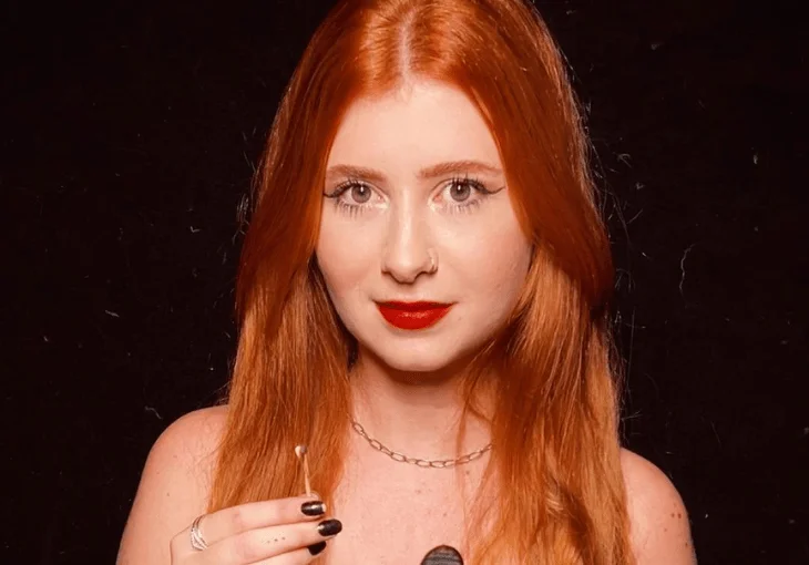 Ju Cassini é o destaque do mês do Spotify com o podcast ‘Assustador, Bizarro e Misterioso’