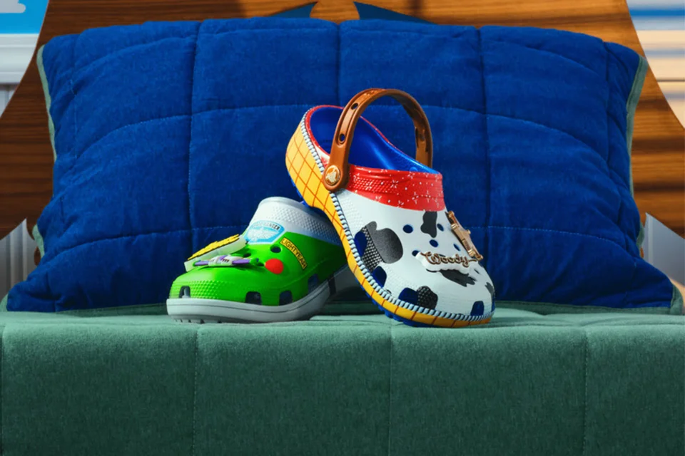 Crocs e Pixar lançam collab especial de ‘Toy Sory’