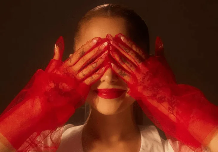 Prepara o fone! Ariana Grande lançou ‘eternal sunshine’ com direito a versão ‘slightly deluxe’