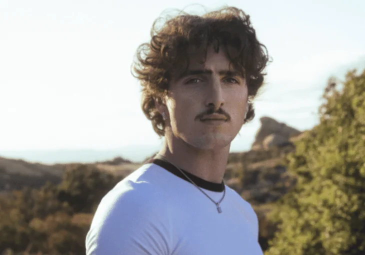 Benson Boone, que faz sucesso no TikTok, lança o álbum ‘Fireworks & Rollerblades’