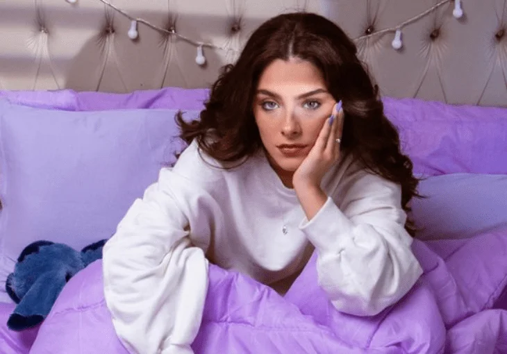 ‘Minha Bad’: Ninah Sampaio lança música com referência a Labirinth e Billie Eilish