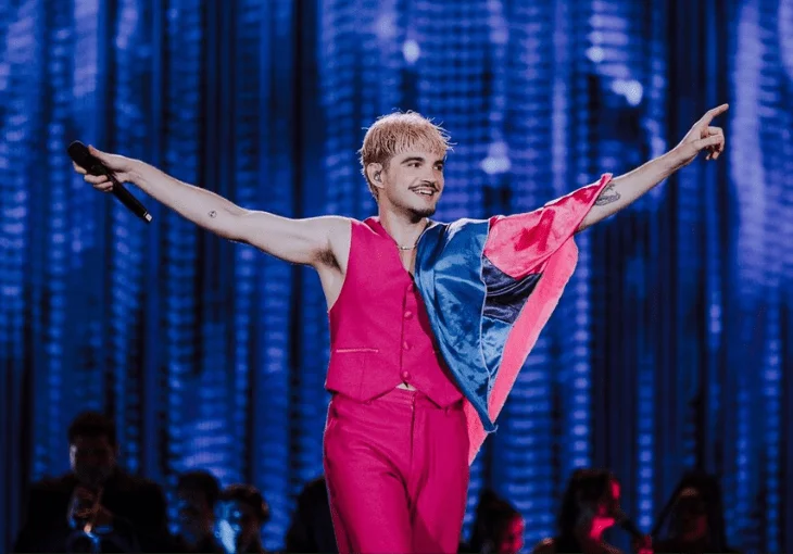 Jão assiste a desfile antes de lançar ‘Supernova’ 