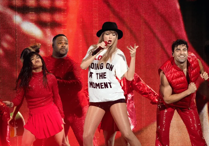 Taylor Swift flagrou pedido de casamento no show e comemora! Confira