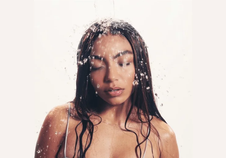 Any Gabrielly chega com clima quente em single ‘Sweat’