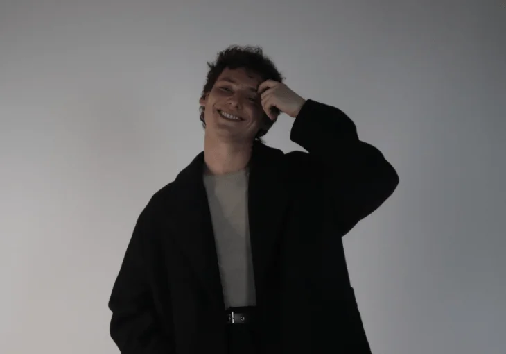 Gabriel Froede conta detalhes exclusivos de seu primeiro álbum: ‘Consegue ter de tudo um pouco’