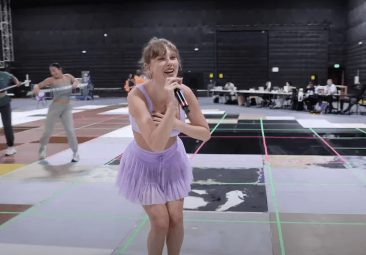 Taylor Swift mostra bastidores da The Eras Tour em novo clipe!