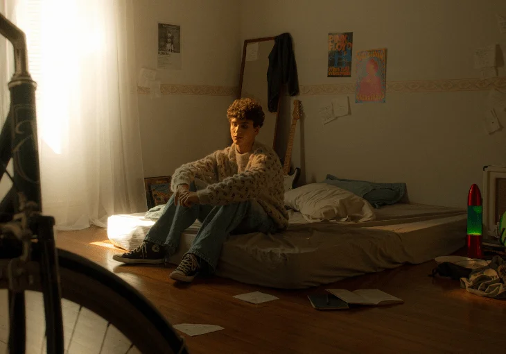 Peu Heise canta sobre o tempo do amor no single ‘Num Instante’