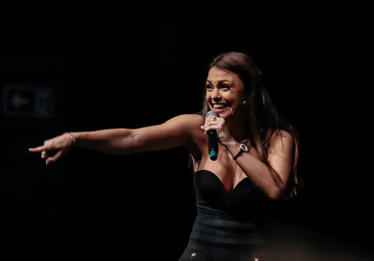 Bruna Louise invade o Teatro Bradesco com muita risada em ‘Ela Tá Correndo Atrás’