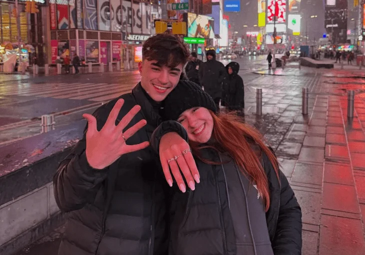 Edu Becks pede Liz Macedo em namoro na Times Square