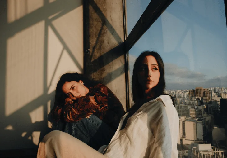 Mariana Nolasco mergulha em nova fase com single ‘do raso ao fundo’, feat. MARO