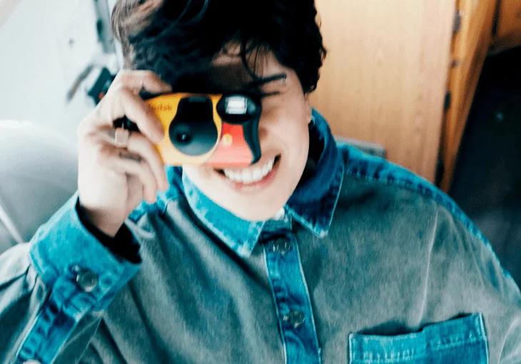 Ana Gabriela mergulha no amor que desafia o tempo em novo single