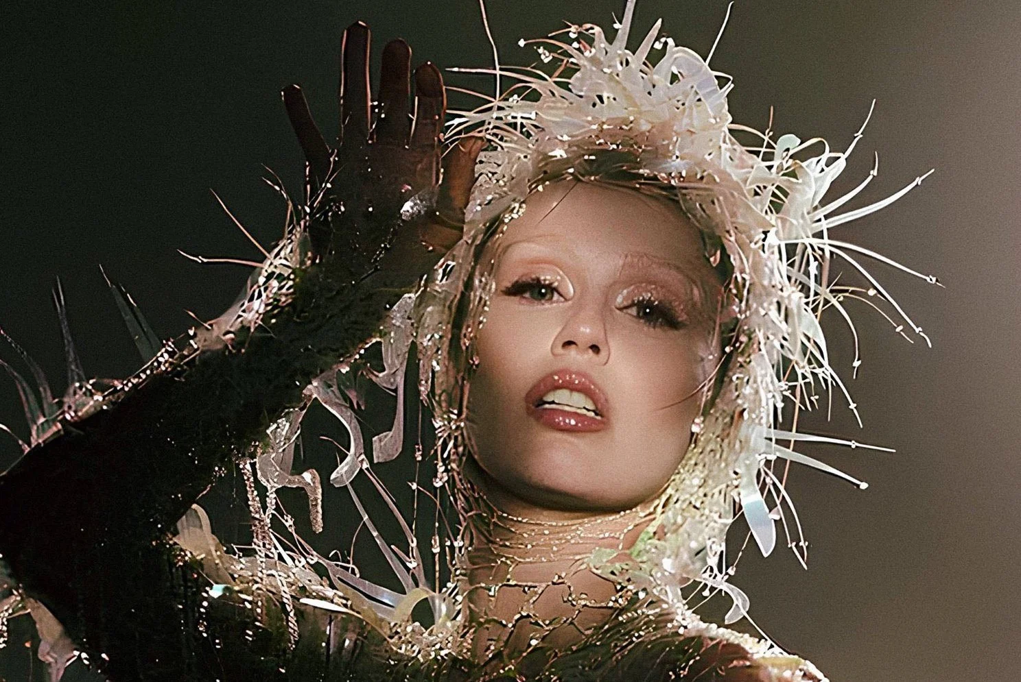 Miley Cyrus prepara lançamento de álbum e filme