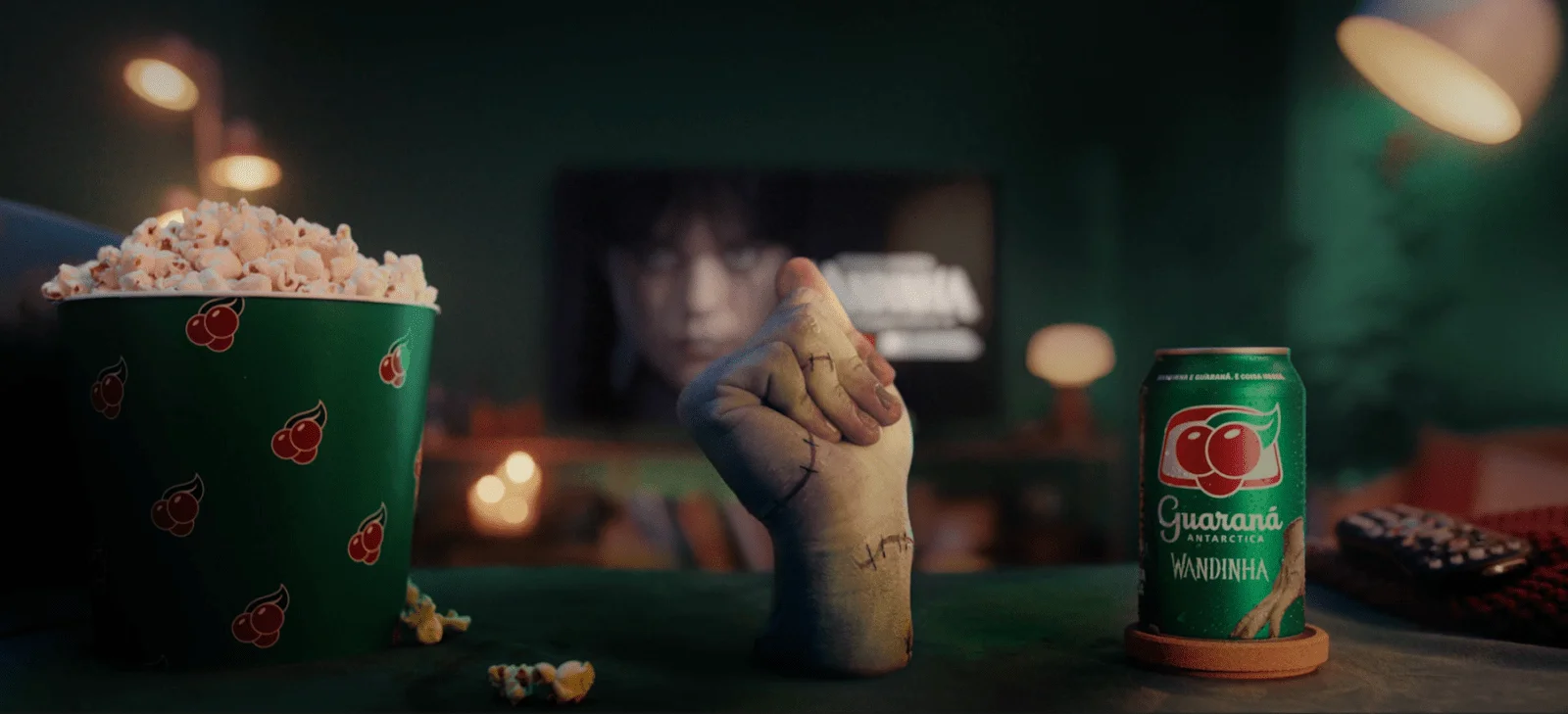 Guaraná Antarctica resgata jingle clássico em clima de ‘Wandinha’ e lança latas temáticas da série