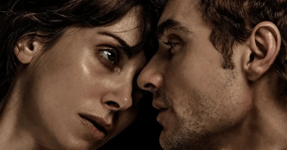 ‘Juntos’ mira no terror corporal, mas acerta em uma comédia bizarra