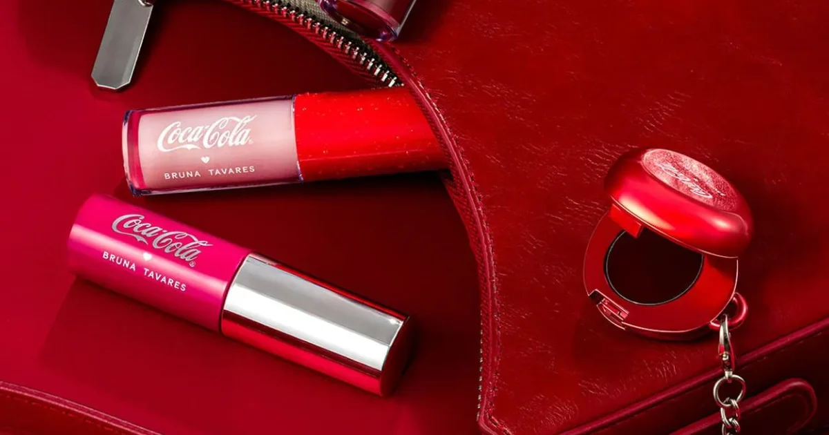 Bruna Tavares lança coleção ‘Refresh Yourself’ em collab icônica com a Coca-Cola