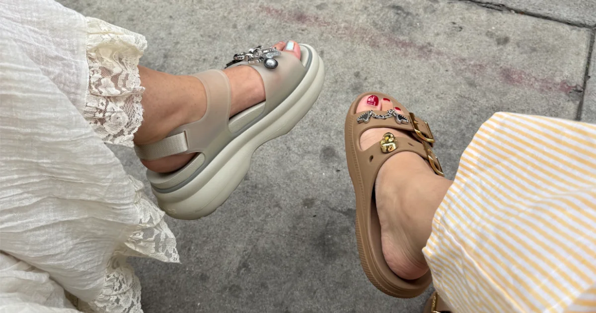Crocs aposta em versatilidade, cor e conforto para os dias quentes