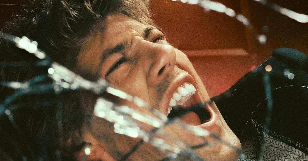 Ruel transforma términos e desilusões em novo álbum, ‘Kicking My Feet & Screaming’