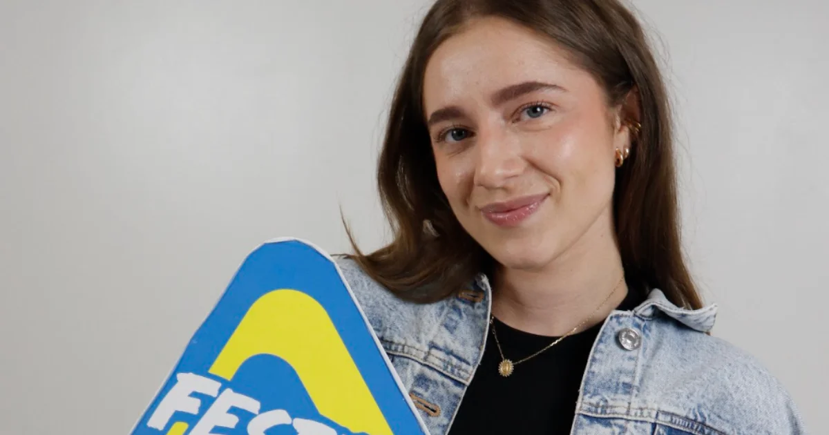 Giana solta a voz no StudioFT e canta hits do próprio repertório