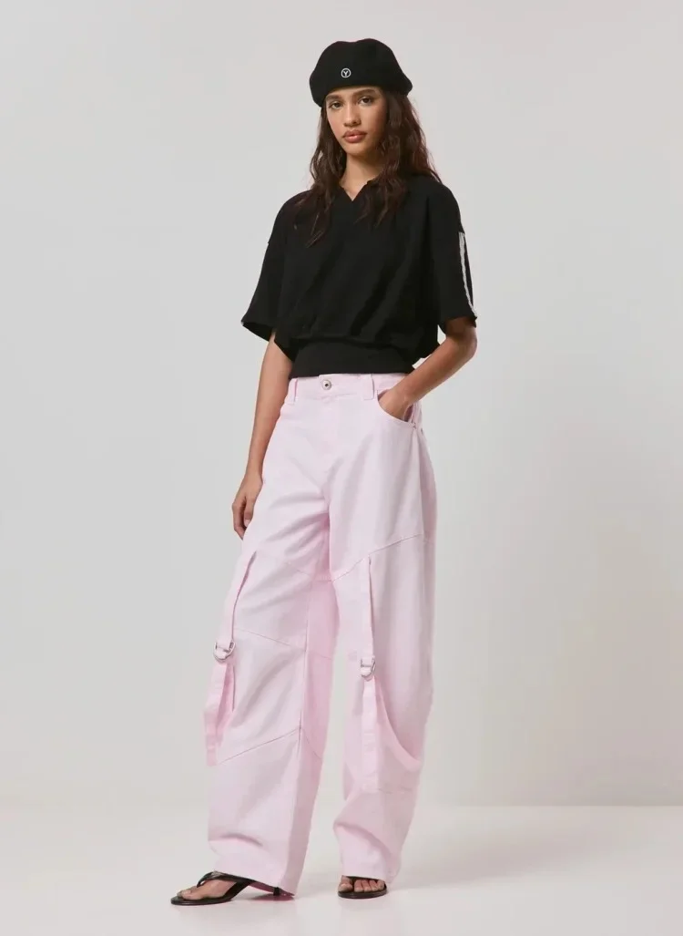 Calça Barrel Cargo Candy da Youcom, aposta de look para show de K-pop