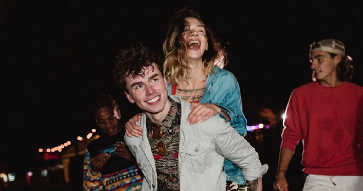 Tinder anuncia apoio oficial ao Lollapalooza Brasil 2027 e reforça a música como elo de conexões