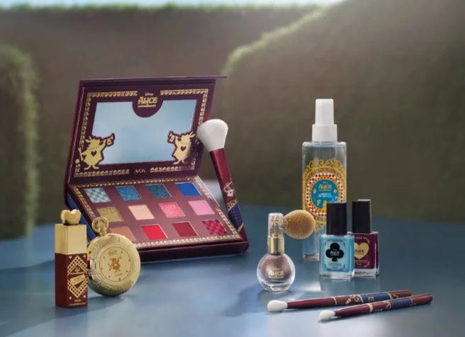 Cole&ccedil;&atilde;o Alice da Avon com o Body Splash Labirinto Encantado, paleta-livro, gloss e esmaltes