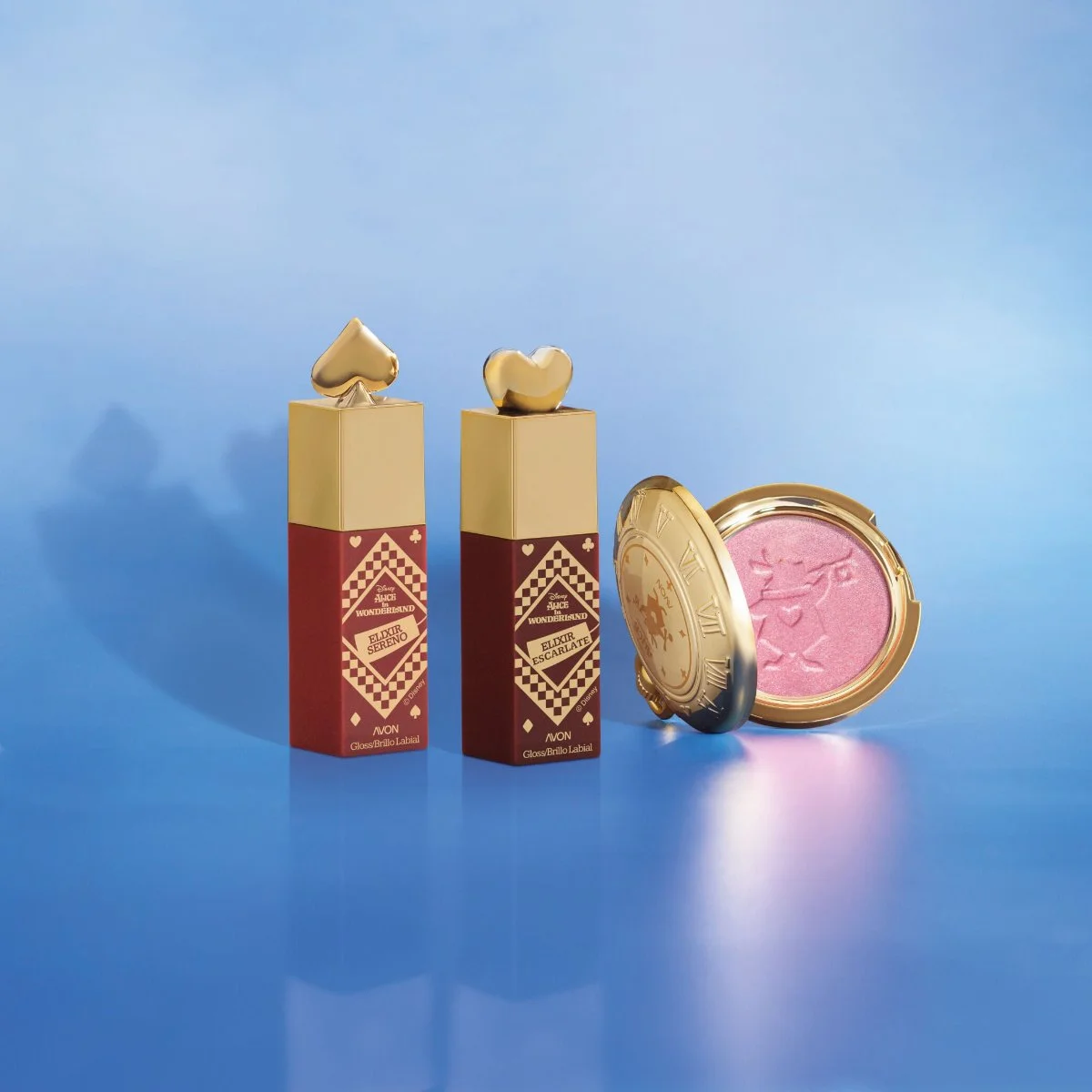 Glosses e iluminador facial com o rel&oacute;gio do Coelho Branco da cole&ccedil;&atilde;o Alice da Avon