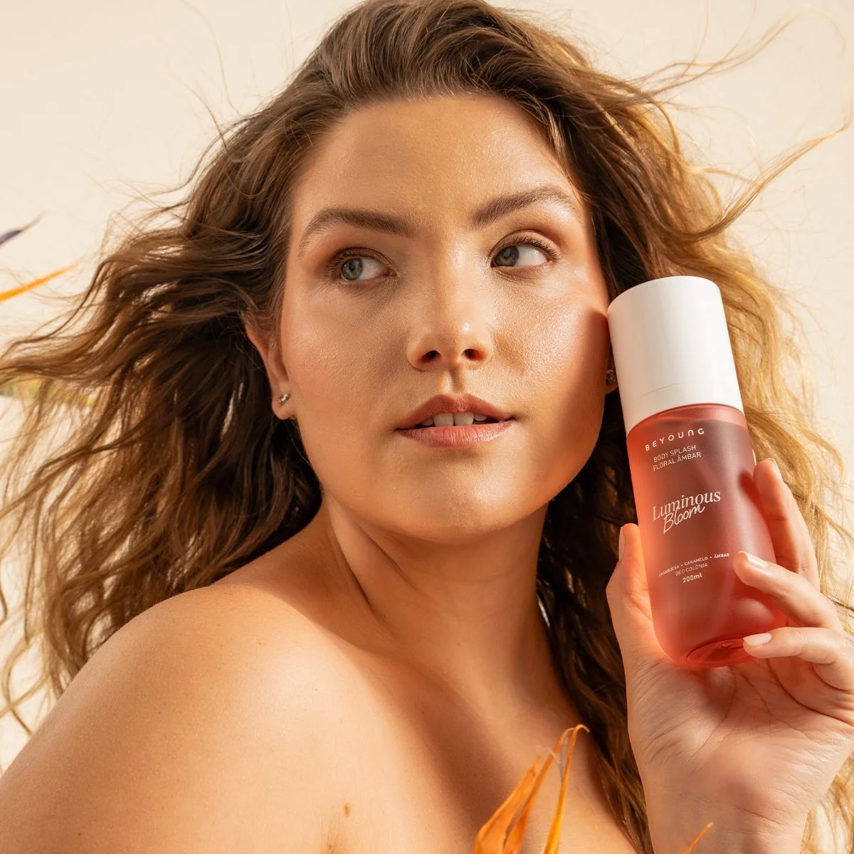 Modelo usa o body splash da Linha Corporal da Beyoung
