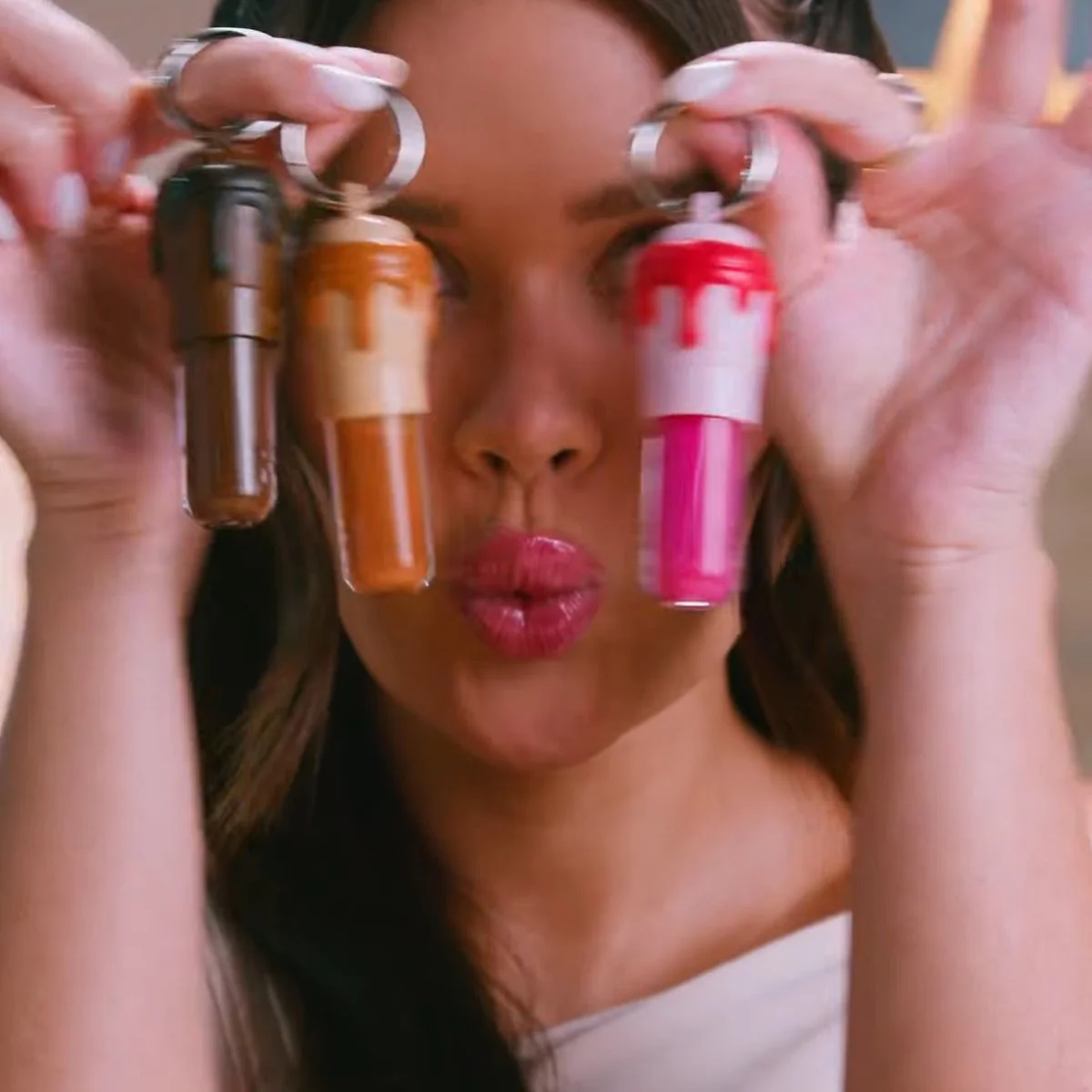 Franciny Ehlke mostra os tr&ecirc;s glosses LipShakes do Burger King com a FRAN