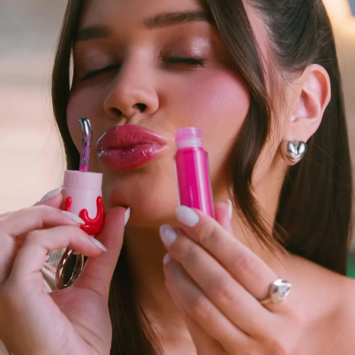 Franciny Ehlke com o gloss LipShake Morango, da collab Burger King e FRAN