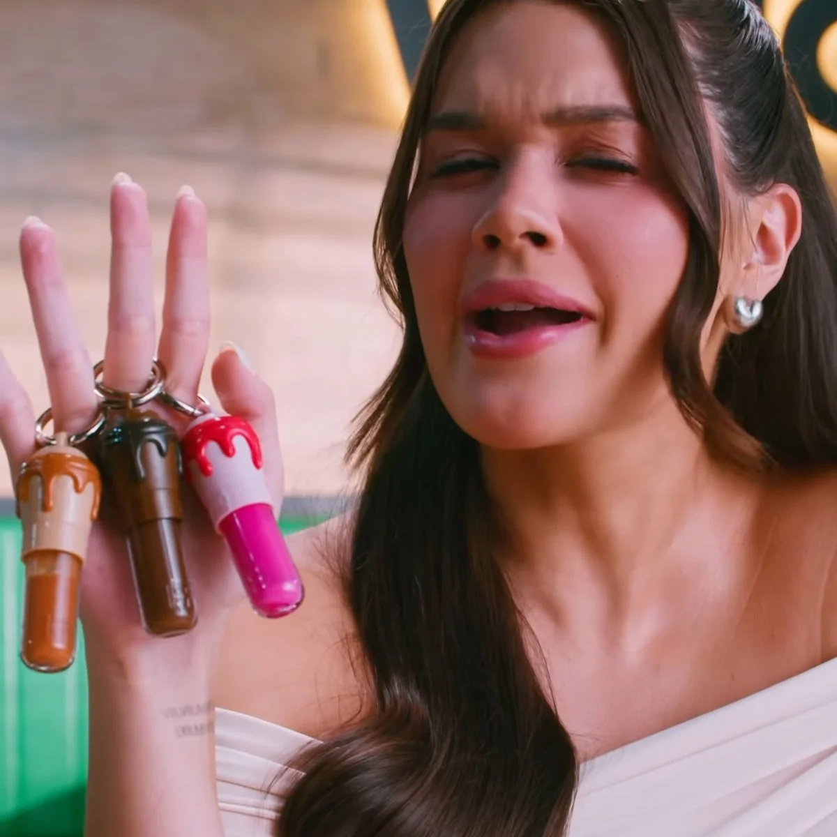 Franciny Ehlke segura os glosses LipShakes Doce de Leite, Crocante e Morango