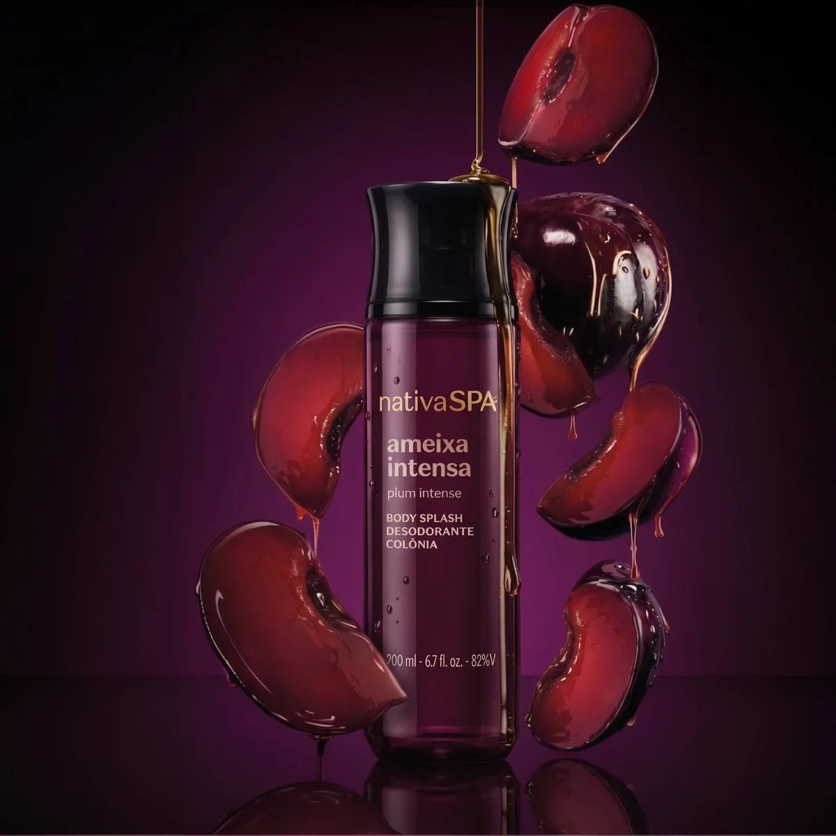 Body splash Nativa SPA Ameixa Intensa, do Botic&aacute;rio, cercado de ameixas