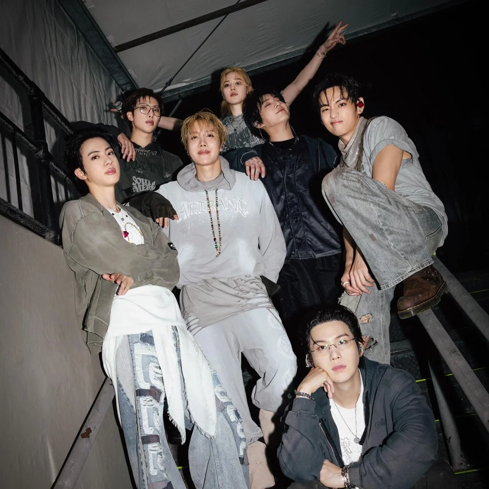 Integrantes do BTS reunidos em uma escada nos bastidores do show no MorumBIS