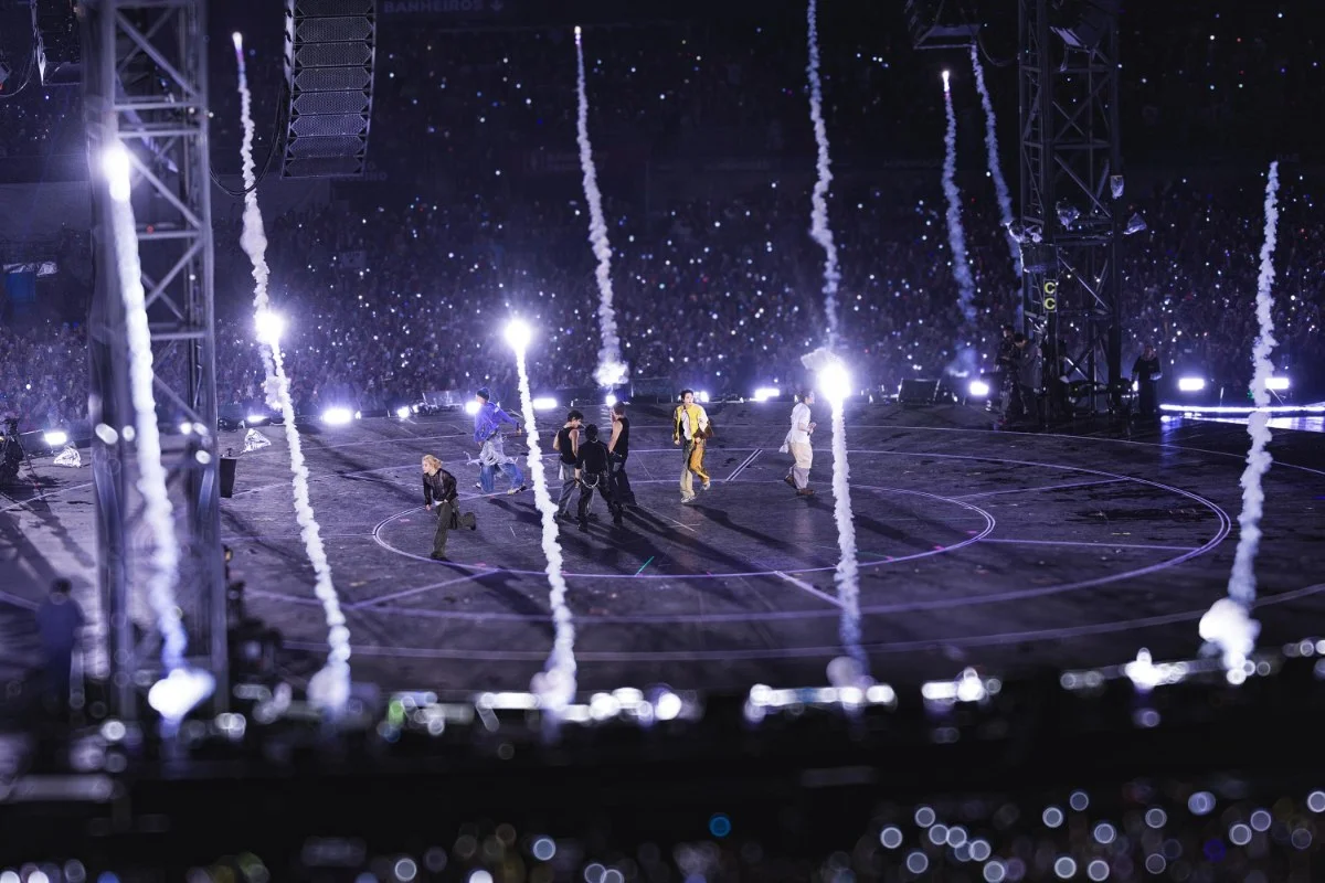 Os sete integrantes do BTS no palco 360 graus do MorumBIS com fogos de artif&iacute;cio