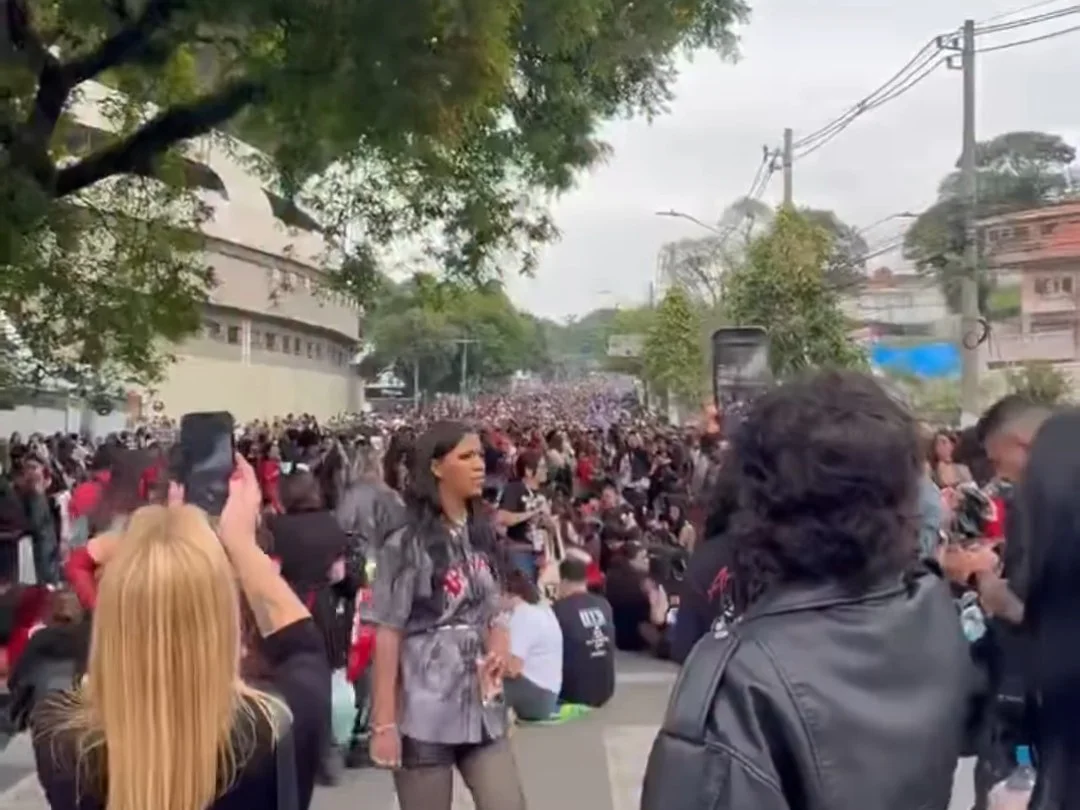 Fila de f&atilde;s do BTS em frente ao MorumBIS, em S&atilde;o Paulo
