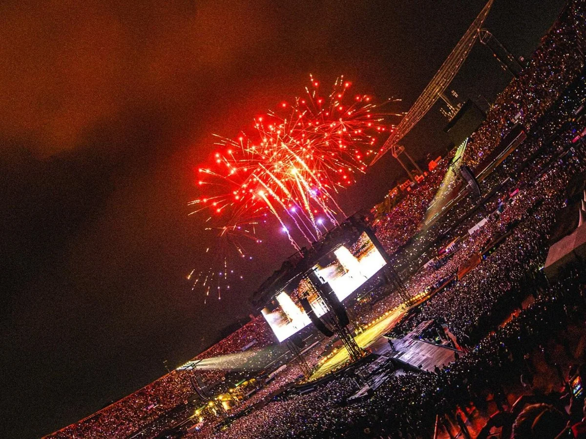Fogos de artif&iacute;cio sobre o MorumBIS lotado durante o show do BTS em S&atilde;o Paulo