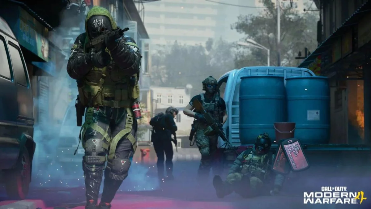 Esquadrão avançando por rua urbana em mapa do multijogador de Call of Duty: Modern Warfare 4