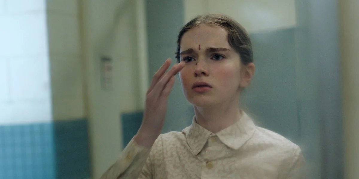 Summer H. Howell como Carrie White na série Carrie, a Estranha