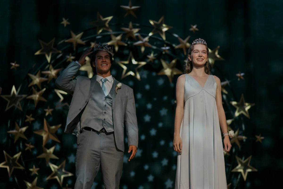 Carrie e Tommy no palco do baile em Carrie, a Estranha