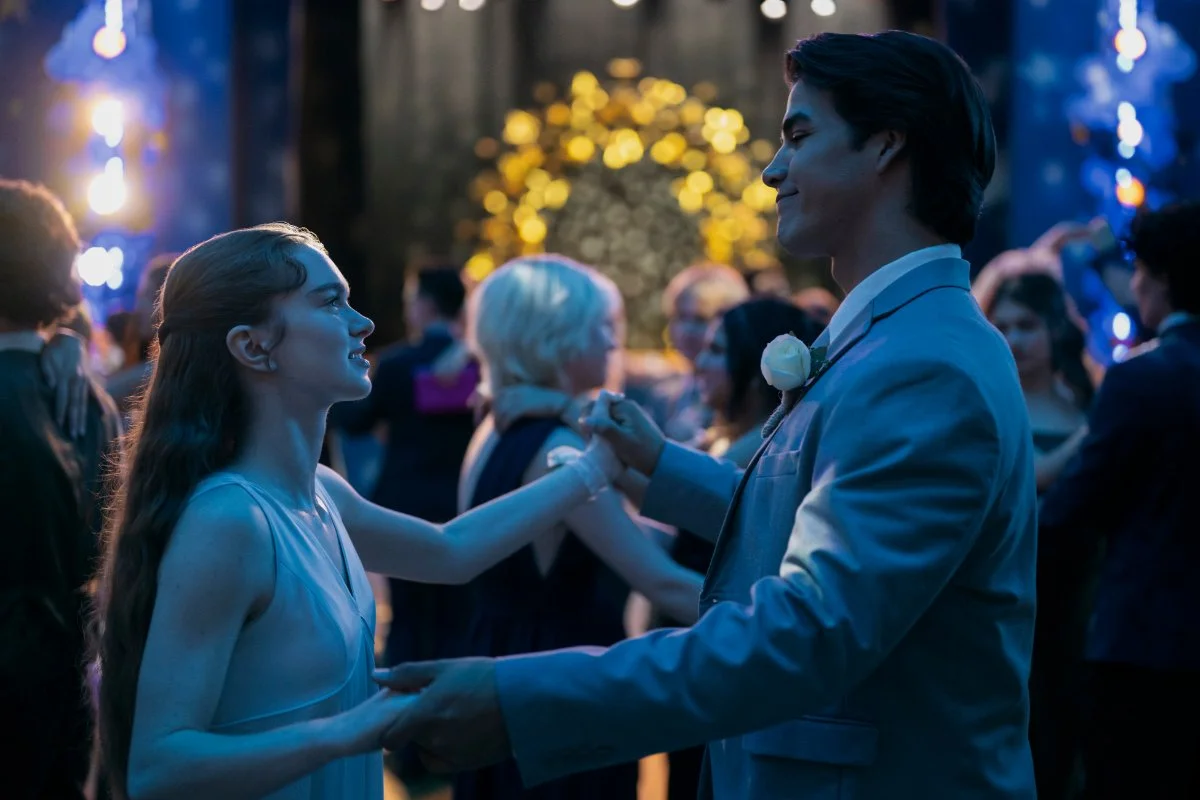 Casal dançando no baile de formatura em Carrie, a Estranha