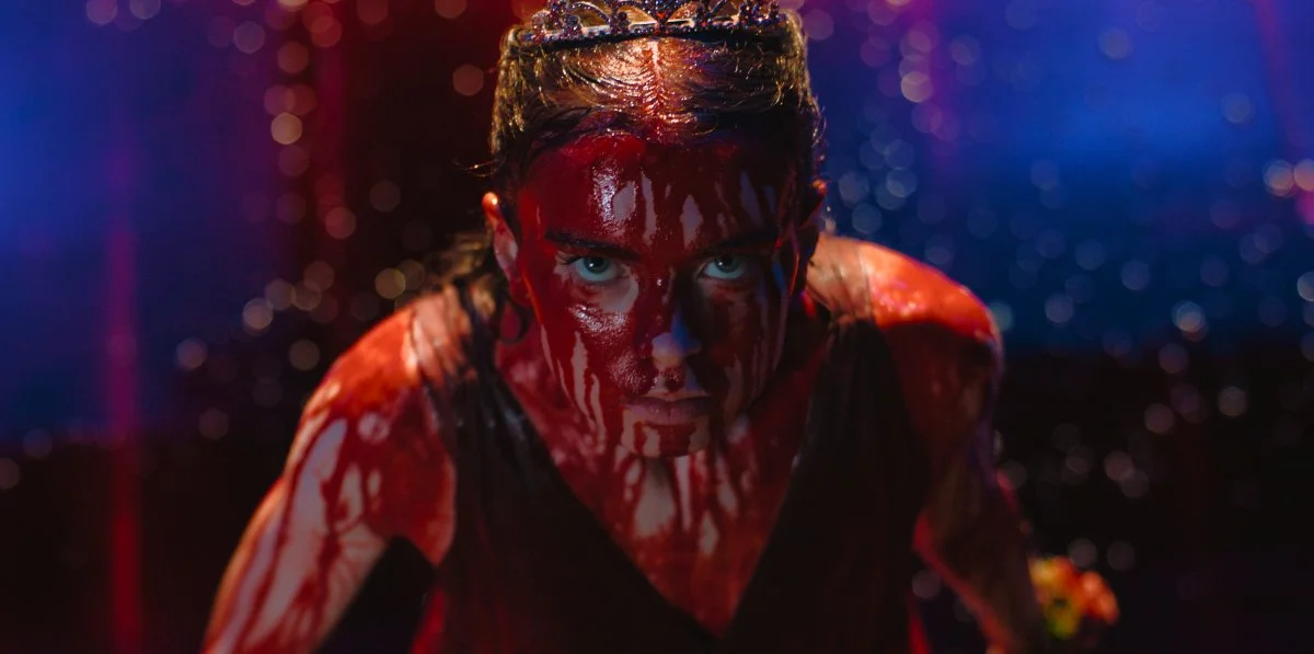 Carrie coberta de sangue na cena icônica do baile em Carrie, a Estranha