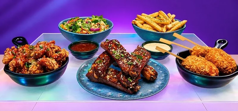 Pratos da campanha Outbac-K do Outback com costelas ao molho gochujang, frango frito, corn dogs coreanos e salada