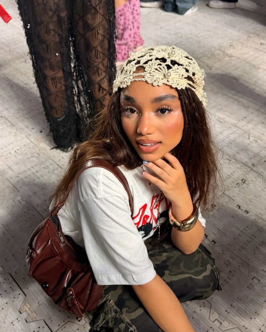Duda Pimenta com camiseta Arirang, len&ccedil;o de croch&ecirc; na cabe&ccedil;a e cal&ccedil;a cargo camuflada no show do BTS no MorumBIS