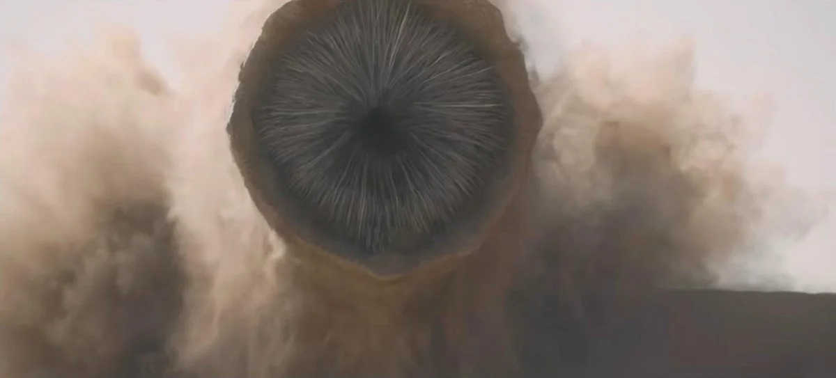 Verme da areia surgindo do deserto em cena do trailer final de Duna: Parte Três