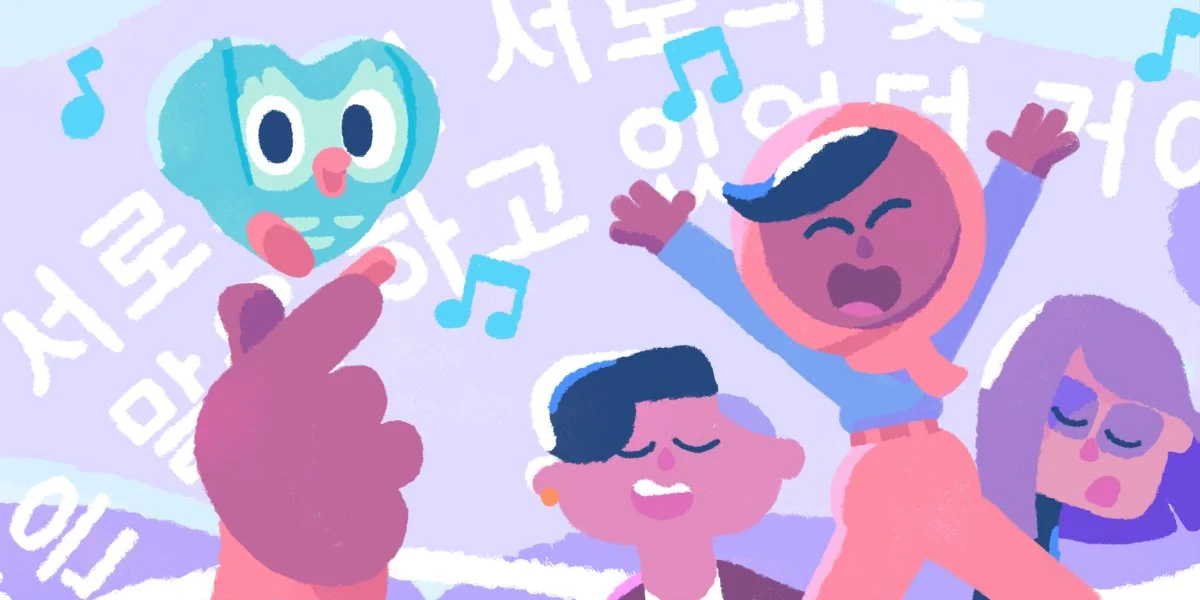 Personagens do Duolingo dan&ccedil;ando com letras em coreano ao fundo, ilustra&ccedil;&atilde;o sobre o crescimento do curso de coreano no app