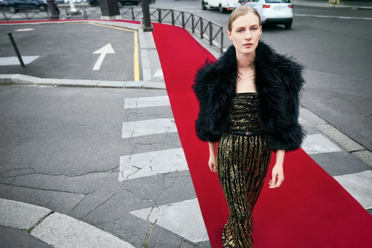 Look da cole&ccedil;&atilde;o ELIE SAAB H&M com casaco de pelo sint&eacute;tico preto e vestido de paet&ecirc;s