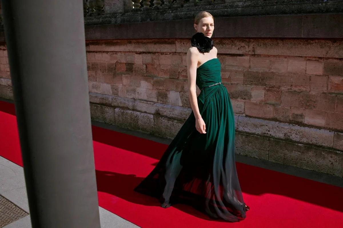 Vestido longo verde-esmeralda da cole&ccedil;&atilde;o ELIE SAAB H&M em tapete vermelho